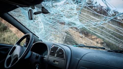 broken-windshield-after-car-accident-with-injuries